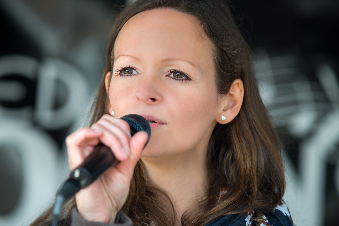 Kira Ludlow beim Singen mit Mikrofon