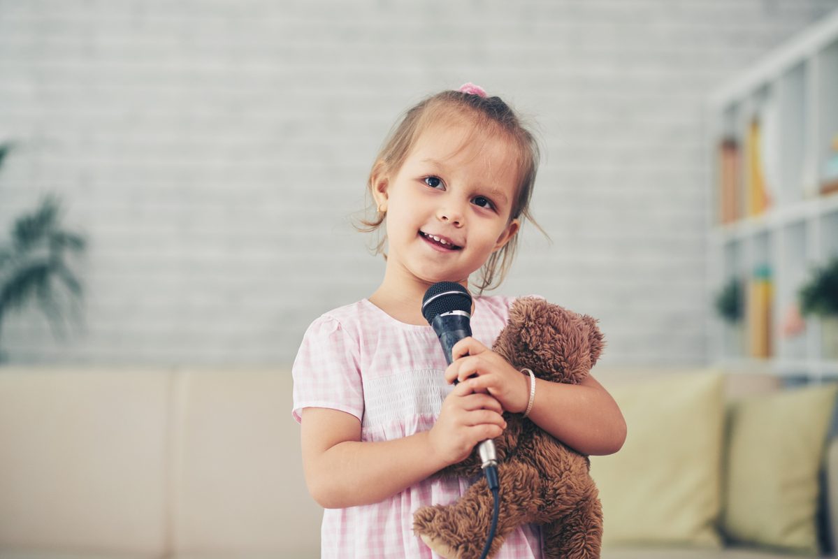 Kinder beim gemeinsamen Singen