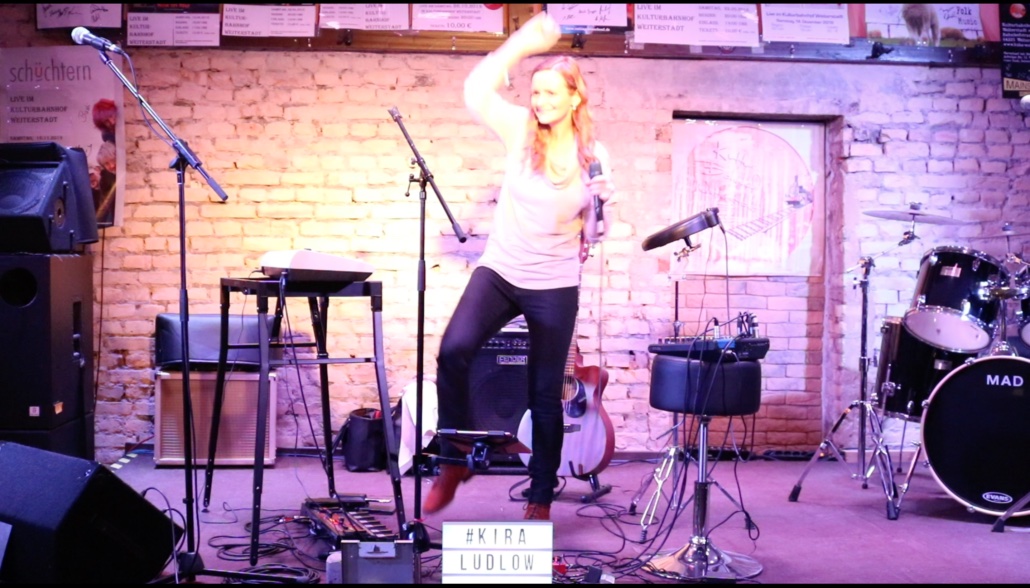 Kira Ludlow live auf der Bühne mit Mikrofon