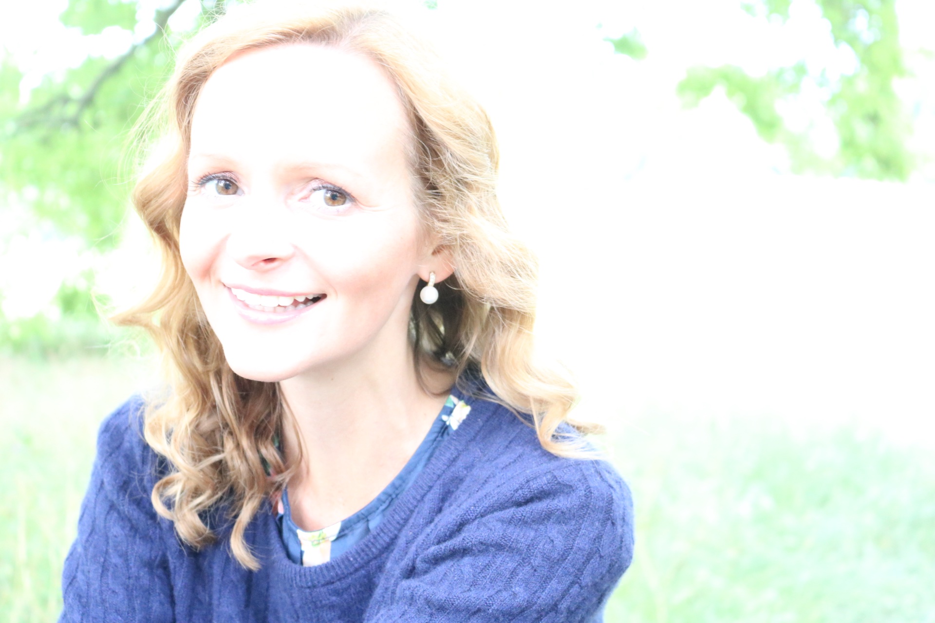 Porträt von Kira Ludlow im Grünen